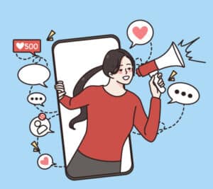 Vrouw met megafoon die uit een mobiel leunt