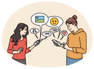 2 meisjes met een mobieltje in de handen die verschillende berichten ontvangen