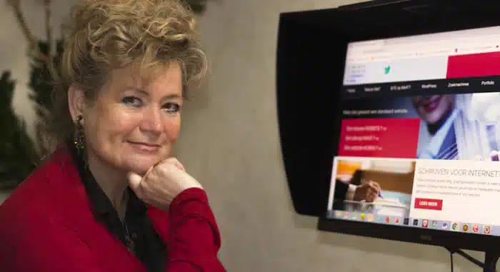 Karen Nijst achter de computer