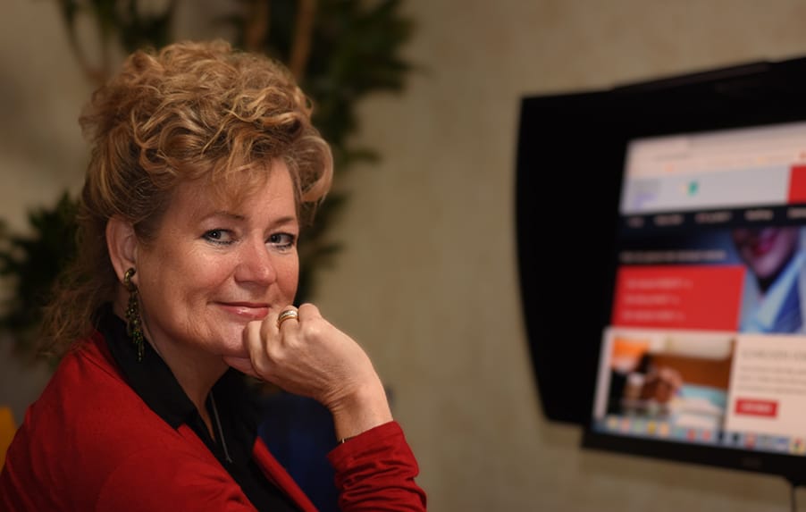 Karen Nijst Kahlo Websites KLF Foto van Karen Nijst achter een computer